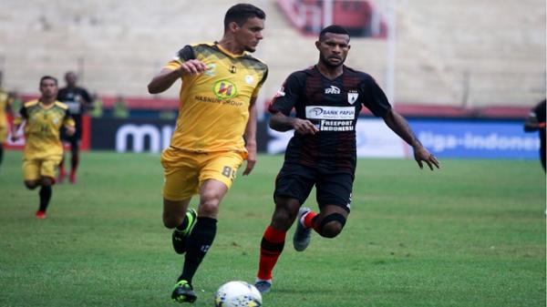 marinus wanewar Pesepak bola Persipura Marinus Wanewar (kanan) saat berlaga melawan Barito Putra di Stadion Gelora Delta Sidoarjo, Jawa Timur, Senin (16/12/2019). (Foto: Antara/Umarul Faruq).