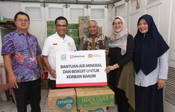 Kapolda Sumsel Irjen Pol Priyo Widyanto, Gubernur Herman Deru, dan Pangdam II Sriwijaya Mayjen TNI Irwan melakukan penanaman pohon di perumahan dinas Kompleks Pakri Palembang,(Antara/Yudi Abdullah)