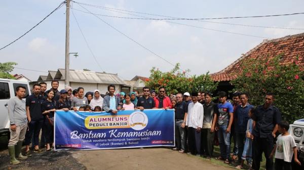 Ikatan Keluarga Alumni Universitas Sebelas Maret (IKA UNS) Surakarta menyalurkan bantuan kepada masyarakat yang terdampak banjir di Lebak, Banten, dan Bekasi, Jabar, Sabtu (11/1/2020). (Foto: Istimewa)