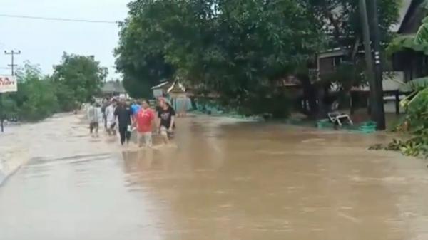 12 Banjir Soppeng1 Warga Kabupaten Soppeng, Sulsel nekat menerjang banjir, Minggu (12/1/2020). (Foto: iNews/Amnar Sengkang)