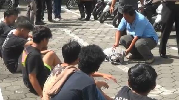 Sebanyak 10 pelajar ditangkap saat hendak menyerang sekolah lain di Kota Yogyakarta, Minggu (12/1/2020). (Foto: iNews/Gunanto Farhan)