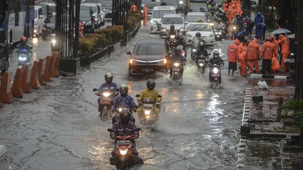 Jalan HR Rasuna Said, Kuningan, Jakarta Selatan saat tergenang air karena diguyur hujan. (Foto: Antara).