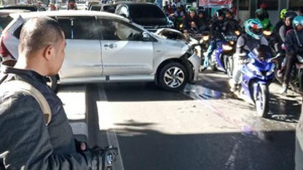 Kecelakaan beruntutn terjadi di Jalan Manunggal Juang, Pangeran Antasari, Jakarta Selatan, Minggu (12/1/2020). (Foto: Istimewa).
