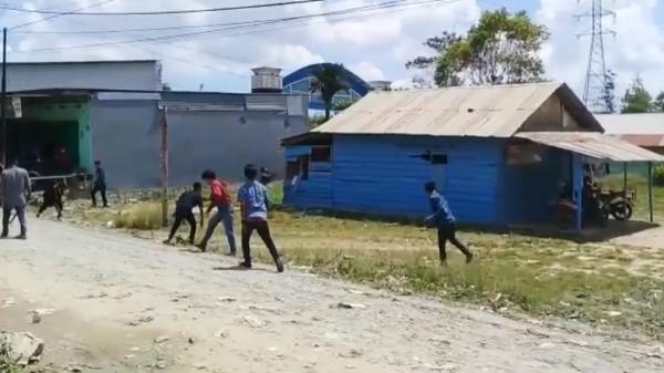 Sekelompok orang yang diduga mahasiswa merusak rumah yang digunakan untuk kompetisi game online Free Fire (Rahma Buhari/iNews)
