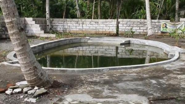Kolam di dalam Keraton Agung Sejagat (Foto: iNews.id/Joe Hartoyo)