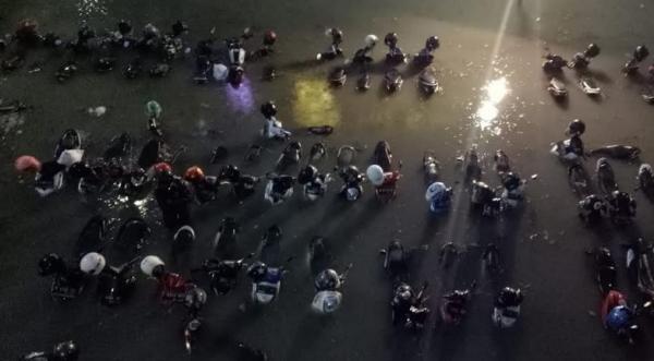 15- banjir surabaya2 Puluhan sepeda motor yang diparkir di kompleks Jalan Darmo, Surabaya terendam banjir akibat hujan deras, Rabu (15/1/2020). (Foto: iNews.id/Ihya` Ulumuddin)