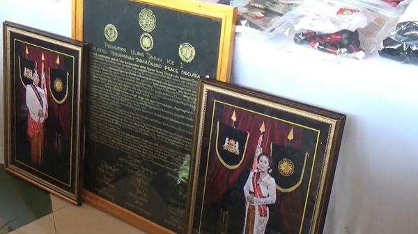 Barang bukti berupa foto Raja dan Permaisuri Keraton Agung Sejagat (Foto: iNews.id/Kristadi)