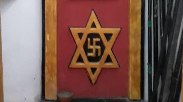 Lambang Swastika Lambang Swastika yang dinilai netizen mirip lambang Nazi di logo Keraton Agung Sejagat (Foto: Istimewa)