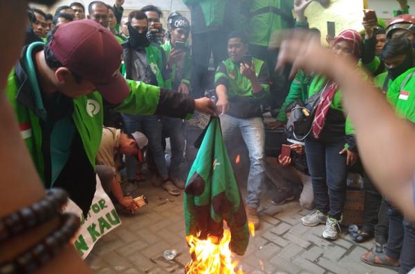 Pengemudi gojek membakar jaket, Rabu (15/1/2020) (Foto: iNews/ Stephanus)