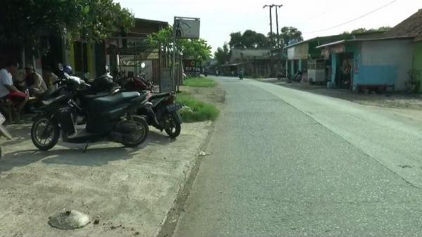 Lokasi ketiga korban dibegal di Jalan Raya Muara Bakti, Kampung Babakan, Kecamatan Babelan, Kabupaten Bekasi, Jabar, Kamis (16/1/2020). (Foto: iNews/Didit Junaidi)