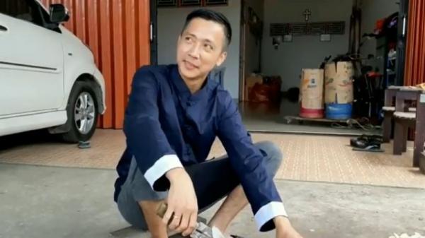 Sjak Fo Phang (45), pedagang keripik talas di Kota Singkawang, Kalbar, yang terkenal karena wajahnya mirip dengan Donnie Yen, pemeran film IP Man, Kamis (16/1/2020). (Foto: iNews/Uun Yuniar)