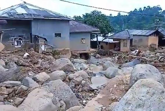 Rumah longsor di Kampung Urug Sukajaya Bogor, Kamis (16/1/2020) (Foto: iNews/ Wildan)