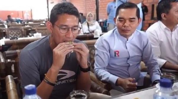 Wakil Ketua Dewan Pembina DPP Partai Gerindra Sandiaga Salahuddin Uno saat menikmati kopi di Kota Medan, Sumatera Utara (Sumut), Jumat (17/1/2020). (Foto: Instagram Sandiaga Uno)
