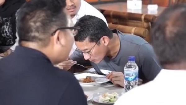 Wakil Ketua Dewan Pembina DPP Partai Gerindra Sandiaga Salahuddin Uno saat menikmati kopi di Kota Medan, Sumatera Utara (Sumut), Jumat (17/1/2020). (Foto: Instagram Sandiaga Uno)