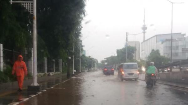 Genangan air di Jalan Pemuda, Senayan, Jakarta, Sabru (18/1/2020). (Foto: TMC Polda Metro).