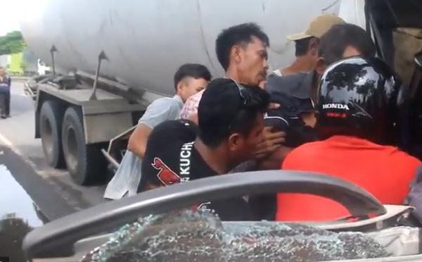 Evakuasi sopir truk di Cirebon berlangsung dramatis, Selasa (21/1/2020) (Foto: iNews/Toiskandar)