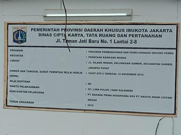 Papan pemberitahuan Proyek Revitalisasi Monas, Senin (20/1/2020). (Foto: iNews.id/Wildan Catra Mulia)