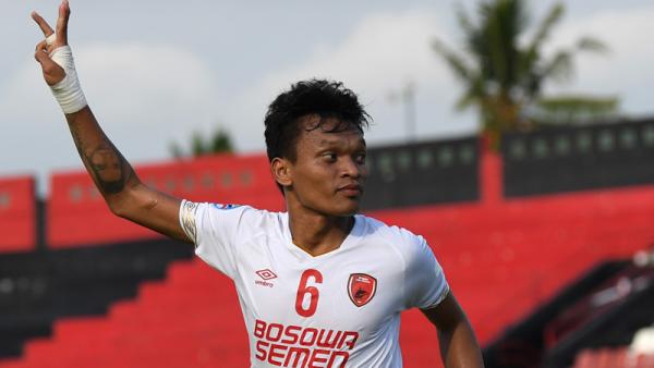 Striker PSM Makassar Ferdinand Sinaga merayakan golnya saat menang 4-1 kontra klub Timor Leste, Lalenok United, pada leg pertama playoff Piala AFC 2020, Rabu (22/1/2020) sore. (Foto: ANTARA/Nyoman Budhiana)