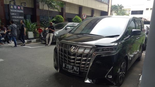 Barang bukti dua unit mobil Toyota Alphard milik keluaga Cendana tiba di Polda Jatim, Rabu (22/1/2020). (Foto: iNews.id/Ihya` Ulumuddin)