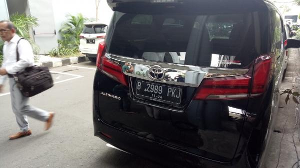 Barang bukti dua unit mobil Toyota Alphard milik keluaga Cendana tiba di Polda Jatim, Rabu (22/1/2020). (Foto: iNews.id/Ihya` Ulumuddin)