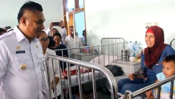 24 Dbd Bupati Sikka Fransiskus Roberto Diogo mengunjungi pasien DBD di RSUD. (Foto: iNews/Joni Nura)