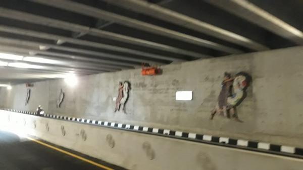 Beberapa ornamen Tari Jathilan, Tari Angguk dan Kalamakara di sepanjang underpass Kulonprogo, Yogyakarta (Foto: iNews.id/Kuntadi)