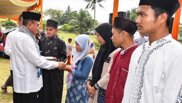 26 Gubernur Edy2 Gubernur Sumut Edy Rahmayadi memberikan santunan kepada santri. (Foto: Dok. Humas Pemprov Sumut)