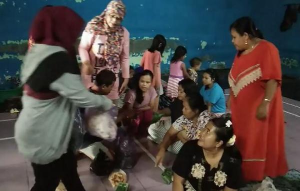 Pengungsi akibat banjir di Pekalongan, Minggu (26/1/2020) (Foto: iNews/Suryono)