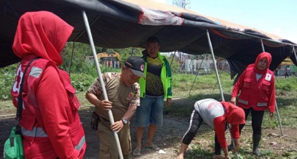 BPBD Kabupaten Bandung membangun tenda, Selasa (28/1/2020) (Foto: dok BNPB)