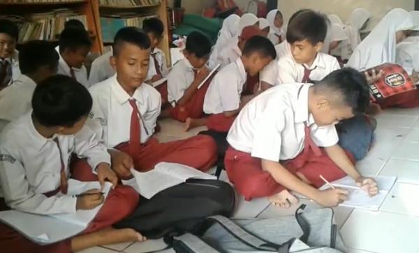 Sekolah di Subang rusak, Selasa (28/1/2020) (Foto:iNews/Yudy Heryawan)