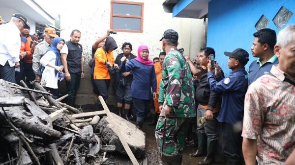 Gubernur Jatim Khofifah Indar Parawansa meninjau langsung proses penanganan banjir bandang di Kecamatan Ijen, Kabupaten Bondowoso, Jatim, Kamis (30/1/2020). (Foto: iNews/Humas Pemprov Jatim)
