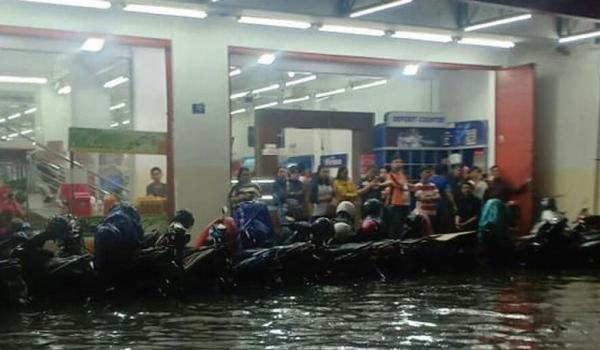 31 Banjir Surabaya Puluhan motor terendam banjir di Kota Surabaya. (Foto: istimewa)