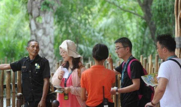 Wisatawan asing di Bali Zoo (Foto: Antara)