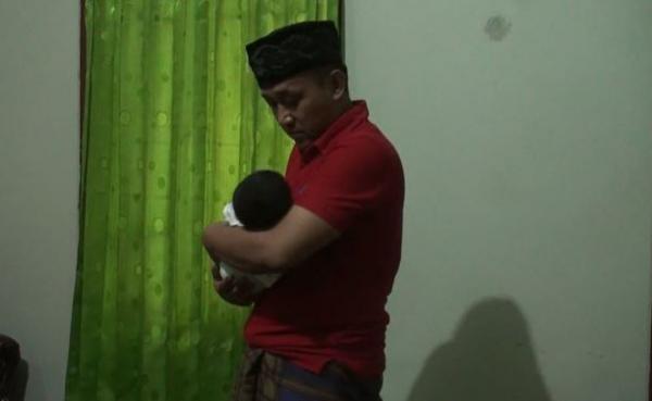 Teddy Pardiyana, Suami Lina Zubaedah, bersama anak bayinya, Jumat (31/1/2020) (Foto:iNews/Ervan)