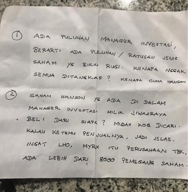 Tulisan tangan Benny Tjokro yang diserahkan kepada wartawan di Gedung KPK, Jakarta, Jumat (31/1/2020) malam. (Foto: Istimewa)
