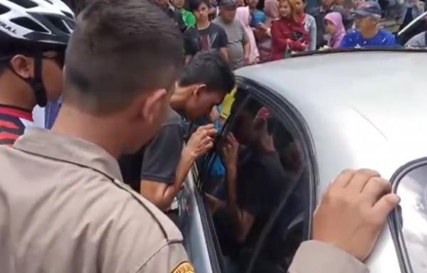 Anak terjebak di mobil di Tasikmalaya, Sabtu (1/2/2020) (Foto:iNews/Asep Juhariyono)
