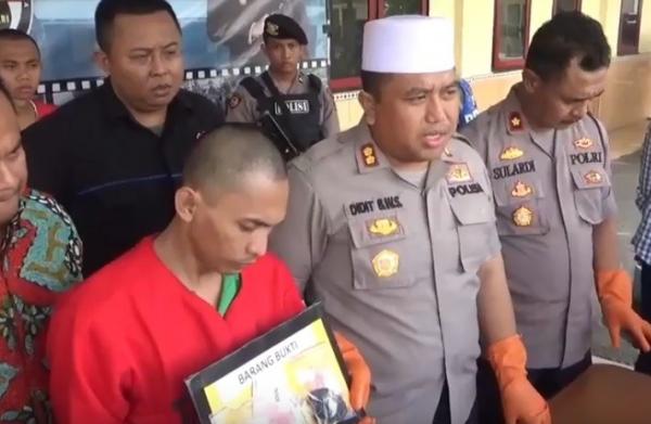 2 Ambulan Sabu3 Kapolres Sampang, AKBP Didit Bambang Wibowo Saputro saat gelar perkara kasus mobil ambulans bawa sabu dan penangkapan bandar narkoba. (Foto: iNews/Tikno Arie)
