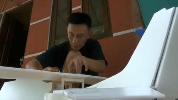 pembuatan miniatur pesawat Hari Nurdiansyah, warga Subang, Jawa Barat pembuat miniatur pesawat (Foto: iNews/Yudy Heryawan)