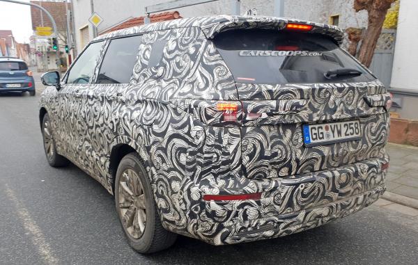 Mitsubishi Outlander terbaru tengah diujicoba. (Foto: Carscoops)