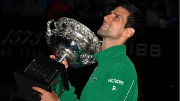 Novak Djokovic bahagia bisa kembali juara Australia Terbuka 2020, Minggu (2/2/2020) malam. (Foto: AFP)