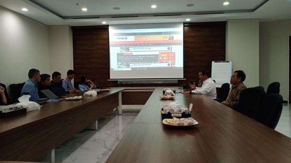 Bupati Dairi, Eddy Keleng Ate Berutu berkunjung ke redaksi iNews.id di iNews Tower, Jalan Kebon Sirih, Jakarta Pusat, Selasa (4/2/2020). (Foto: iNews.id/Rizki Maulana)