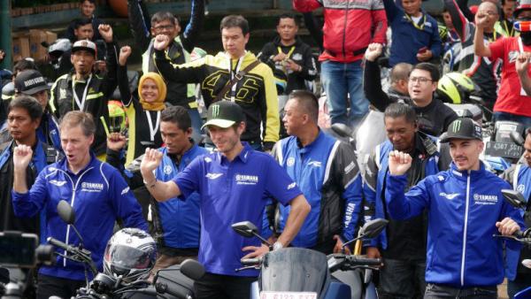 Rossi Vinales ke Indonesia Managing Director Yamaha Factory Racing Lin Jarvis bersama Valentino Rossi dan Maverick Viñales berfoto bareng para penggemar di komplek Bandara International Hotel, Cengkareng, Banten, Selasa (4/2/2020). (Foto: ANTARA/ADITYA E.S. WICAKSONO)