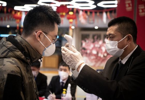 korona3 Pengunjung supermarket Alibaba dicek suhu tubuh (Foto: AFP)