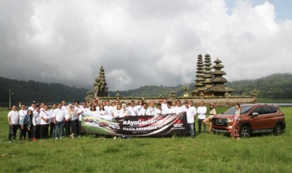 07 Mitsubsihi 5 Jajaran MMKSI beserta jurnalis peserta test drive di Danau Temblingan, Bali.