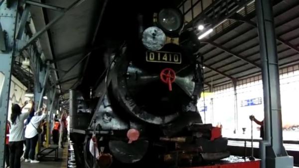 Kereta api (KA) uap kuno 1 Kereta api (KA) uap kuno buatan Jerman tahun 1951-1955 milik Pemkot Solo, Jawa Tengah (Jateng), Kamis (6/2/2020). (Foto: iNews/Septyantoro)