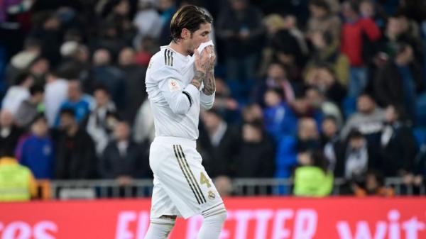 Sergio Ramos Kapten Real Madrid Sergio Ramos keluar lapangan dengan kekecewaan usai timnya dikalahkan Real Sociedad 3-4 di Santiago Bernabeu, Jumat (7/2/2020) dini hari WIB. (Foto: AFP)