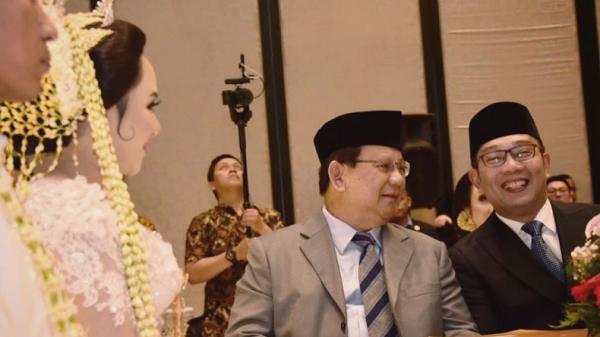Prabowo dan Ridwan Kamil1 Menteri Pertahanan (Menhan) Prabowo Subianto dan Gubernur Jawa Barat (Jabar) Ridwan Kamil menjadi saksi pernikahan putri Ketua DPRD Jabar Taufik Hidayat, Sabtu (8/2/2020). (Foto: Instagram Ridwan Kamil)