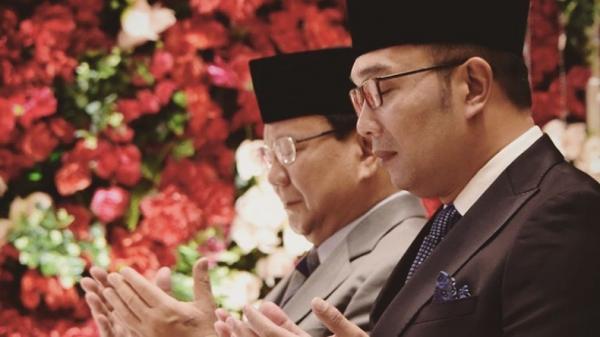 prabowo dan ridwan kamil3 Menteri Pertahanan (Menhan) Prabowo Subianto dan Gubernur Jawa Barat (Jabar) Ridwan Kamil menjadi saksi pernikahan putri Ketua DPRD Jabar Taufik Hidayat, Sabtu (8/2/2020). (Foto: Instagram Ridwan Kamil)