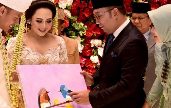 Prabowo dan Ridwan Kamil44 Menteri Pertahanan (Menhan) Prabowo Subianto dan Gubernur Jawa Barat (Jabar) Ridwan Kamil menjadi saksi pernikahan putri Ketua DPRD Jabar Taufik Hidayat, Sabtu (8/2/2020). (Foto: Instagram Ridwan Kamil)