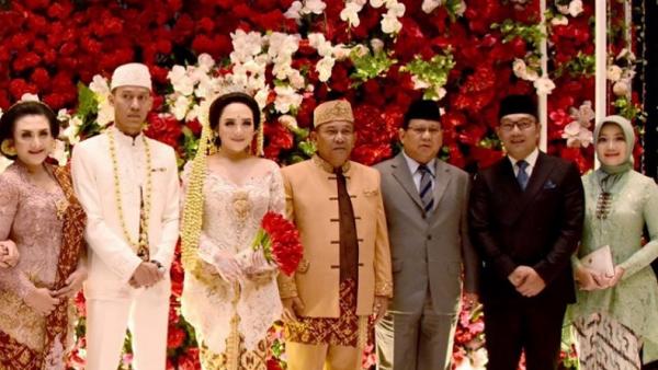 Prabowo dan Ridwan Kamil5 Menteri Pertahanan (Menhan) Prabowo Subianto dan Gubernur Jawa Barat (Jabar) Ridwan Kamil menjadi saksi pernikahan putri Ketua DPRD Jabar Taufik Hidayat, Sabtu (8/2/2020). (Foto: Instagram Ridwan Kamil)